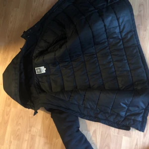 G-star raw vinterjacka - Storlek L, jag är 176 och väger 80kg. Relativt stor och tjock jacka. Den är ”hård” på utsidan