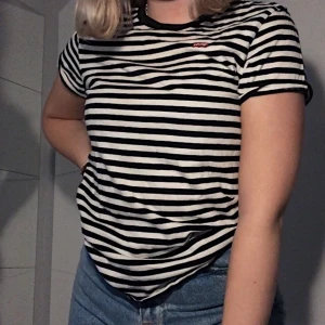 Randig tröja - En svartvit randig t-shirt från Levi’s i storlek S som tyvärr inte kommer till användning längre. Inget fel alls med kvaliteten och inga fläckar! Frakten ingår ej utan betalas av köpare. 