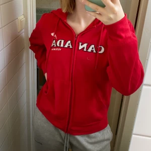 Skitsnygg zip up! - Skitsnygg röd zip-up med text på framsidan. Köpt secondhand, så secondhand skick (tex nopprig). Så fin men kommer inte till användning. 90 kr + frakt (frakten är troligtvis 80 kr). Ibland kan jag mötas upp också!