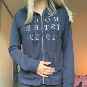 Blå tröja - Gullig tröja med dragkedja. Går enligt mig inte för långt ner på höfterna🌞 har dessutom blommigt tyg i luvan🌸🌼🌸. Väldigt liten i storleken skulle säga att den är S/ liten M. Använd men i bra skick 