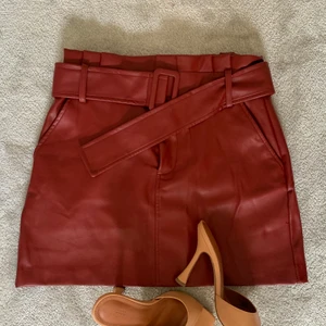 Läder kjol  - Läder kjol från Zara nyttskick köpt i Madrid. 