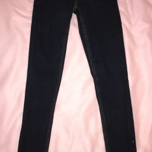 Jeans - Xs båda, dom mörka enskilt 100 dom andra 50. 