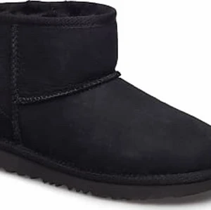 Uggs strl 38 - Säljer mina uggs som är i storlek 38, har använt en vinter men säljer nu. Bättre bilder kan skickas på förfrågan.
