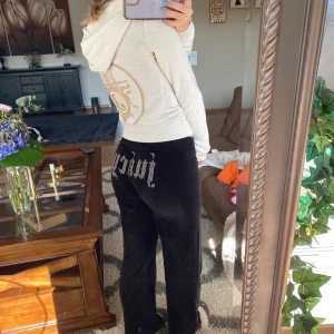 Juicy couture mjukis byxor - De har tappat några pärlor på rumpan men inget man lägger märke till!! Jag är 159 å de är perfekta i längden på mig. Kund står för frakt