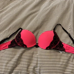 Neon rosa bh - Neon rosa bh storlek 70B. 80kr, frakt ingår. 