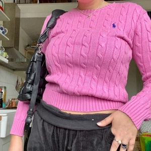 Rosa kabelstickad ralph lauren tröja  - Rosa snygg kabelstickad ralph lauren tröja med blått märke i strl S💗