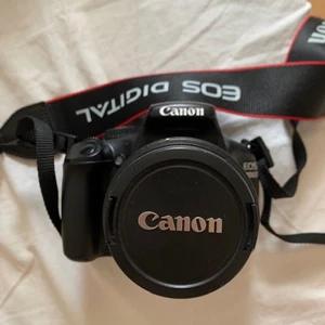 Canon eos 1100D - Riktigt bra nybörjare kamera för den oerfarna eller erfarna. Kameraväska, band och batteri ingår. Saknar dessvärre laddare men går enkelt att köpa för någon hundring. Använd vid fåtal tillfällen alltså är den i otroligt bra skick.:) 