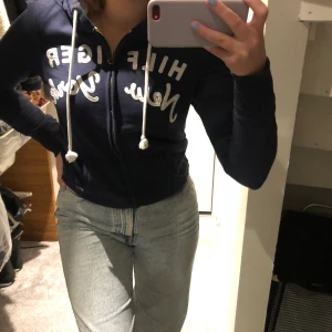 Tjocktröja - Jättefin o mysig mörkblå tjocktröja från Tommy Hilfiger! Storlek S, frakt ingår ej!