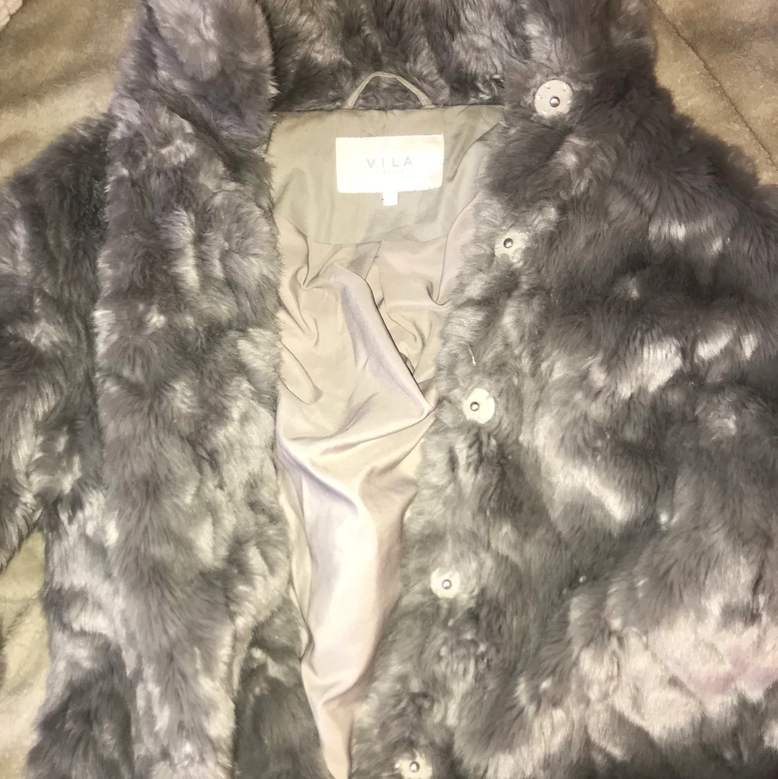 Fluffig fakepäls från VILA - 90