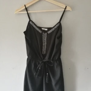 Byxdress Mango - Byxdress Mango. Stl. S. Perfekt till festen med rep i midjan för snygg form!.