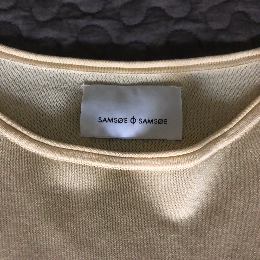 Skitfin ljusgul tröja från Samsoe Samsoe! Endast använd en gång. Så fin att ha något under eller bara till vanliga jeans💕💕200kr plus frakt!. Yläosat.