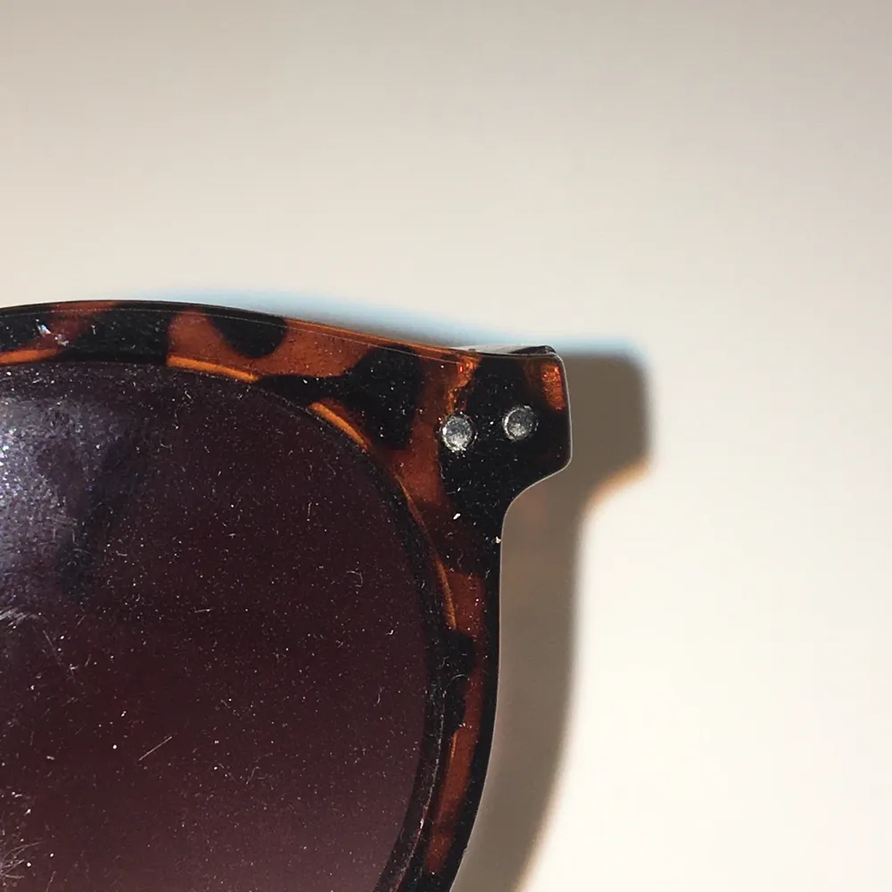 Säljer dessa fina solglasögon, vet inte vart ifrån jag köpt dom, men de har bra skick och knappt några repor i glaset. Fina detaljer i hörnen över glasen, säljer för 20kr+ frakt eller budgivning i kommentarerna <3. Accessoarer.