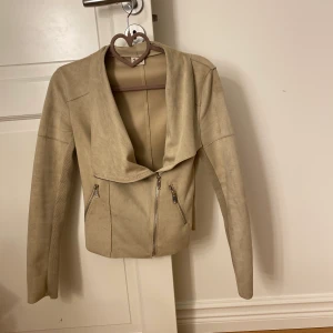 Mocka jacka  - Tunn jacka / kofta i mocka imitation. Den är i storlek xs och är figursydd. 