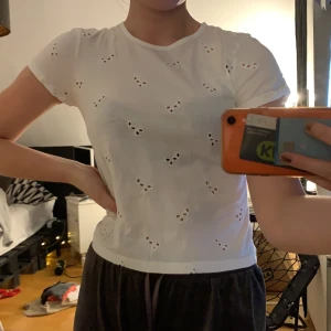 Vit fin t-shirt  - Vit fin tröja från BIKBOK. Knappt använd, fint skick, möts upp i Karlstad eller skickas