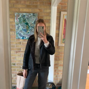 Zara skinnjacka - Säljer denna skinnjacka som är fodrad från Zara. Köpte av en annan, blev lurad av henne då hon sa att den var Small men den är i storlek 152!! Köpte den för 400 vill därför sälja för 400
