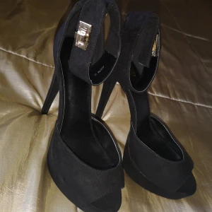 Svarta snygga klackskor stl 37 nelly nly - Riktigt snygga svarta klackskor från nelly stl 37