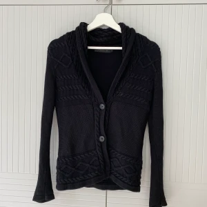 Svart skickad tröja - Superskön stickad tröja, knappt använd då. Perfekt nu när de börjar bli kallare. 😊 Köparen betalar frakt. 