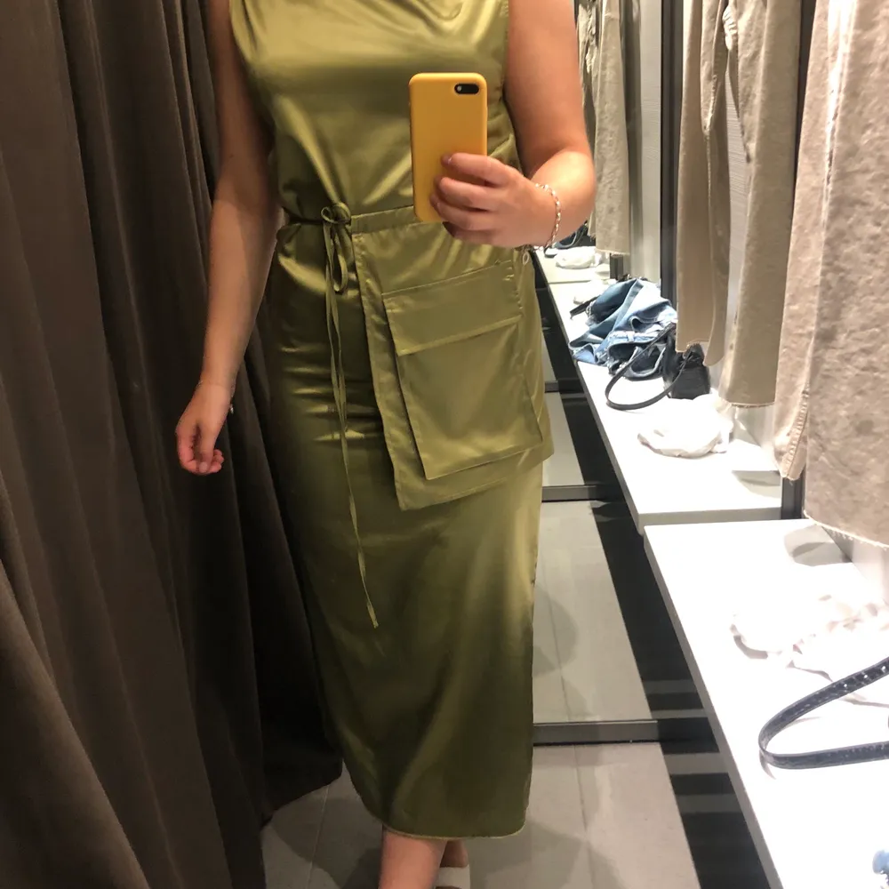 Super snygg olivfärgad silkesklänning ifrån Zara. Klänningar.
