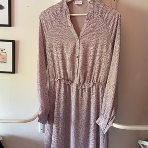 Klänning VILA - Lila klänning från vila med lite svart mönster på. Superfin på. Det är storlek 34 men jag har vanligtvis 36 och den passar mig. Använd ca 2-3 gånger. Är i nyskick🦋 skriv i dm vid intresse eller frågor💗