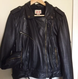  - Klassisk skinnjacka från Ellos, äkta
Nypris 1799:- 
Sparsamt använd 