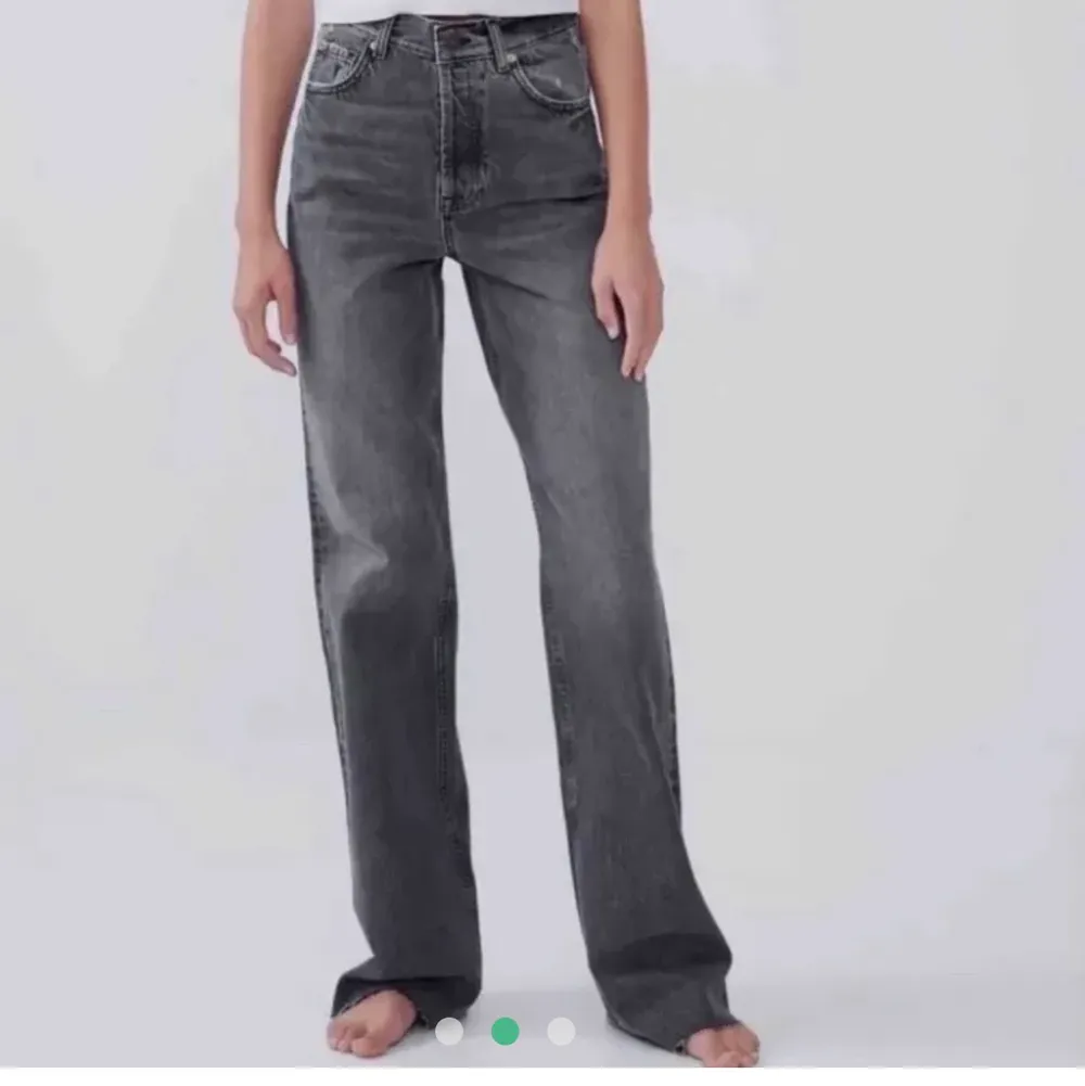 Långa Linn Ahlborg populära jeans gråa, storlek 36😍 buda! Budgivningen slutar imorgon, torsdag 16.00! Just nu 270kr +frakt . Jeans & Byxor.