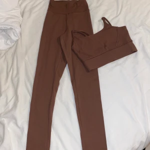 Träningsset - Träningsset från GinaTricot, använda 2 gånger!  Toppen storlek S & byxorna storlek XS 