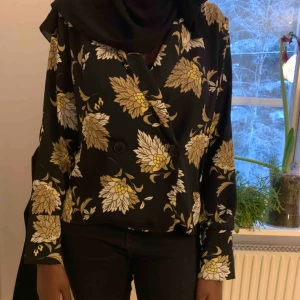  - Svart, beige och vit blus med löv på från Gina Tricot (Naomi blazer blouse heter den på deras sida). Kan skicka fler bilder vid förfrågan. Köparen står för frakt😊