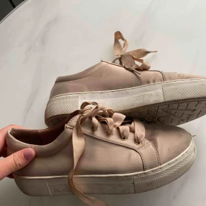  - Ljusrosa satinskor med breda band