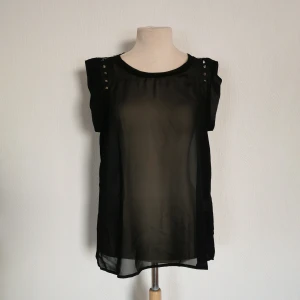 Transparent topp - Transparent svart topp. Märke: ZE-ZE. Storlek: L, men kan även snvöndas av en M. Skick: oanvänd med lappar kvar (nypris:499:-). Pris:150 kronor eller bud. Frakt: Betalas av köparen. 