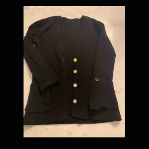  - Gammal busnel tröja. Strl M.  Fattas en knapp. Därför priset. 