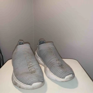  - Grey easy to put on shoes size 41. Very very comfortable. Used a few times. 