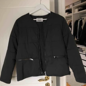  - Perfekt dunjacka från weekday! Väldigt najs lite mörkare grå. Passar allt från XS till M:) som ny!