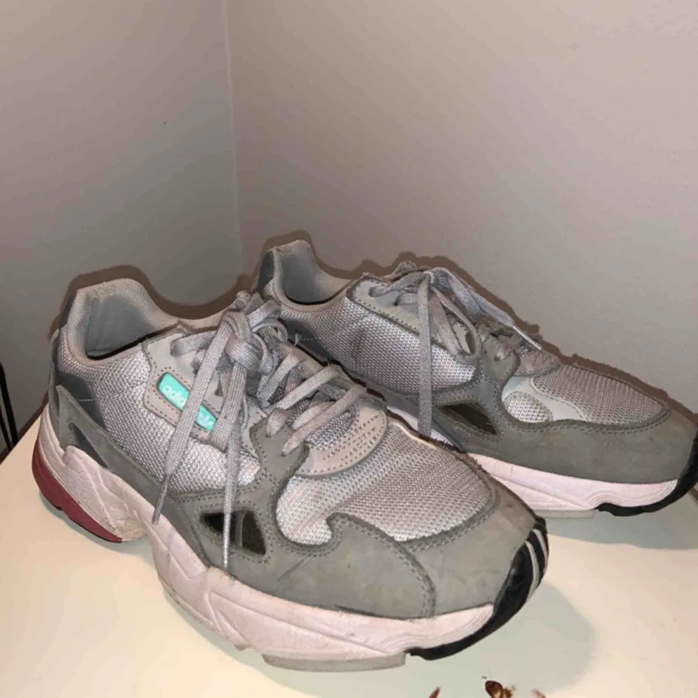 Adidas Falcon shoes size 40 (US: 9). Used a few times but still in very good shape. Pay for shipping or transport. Skor.
