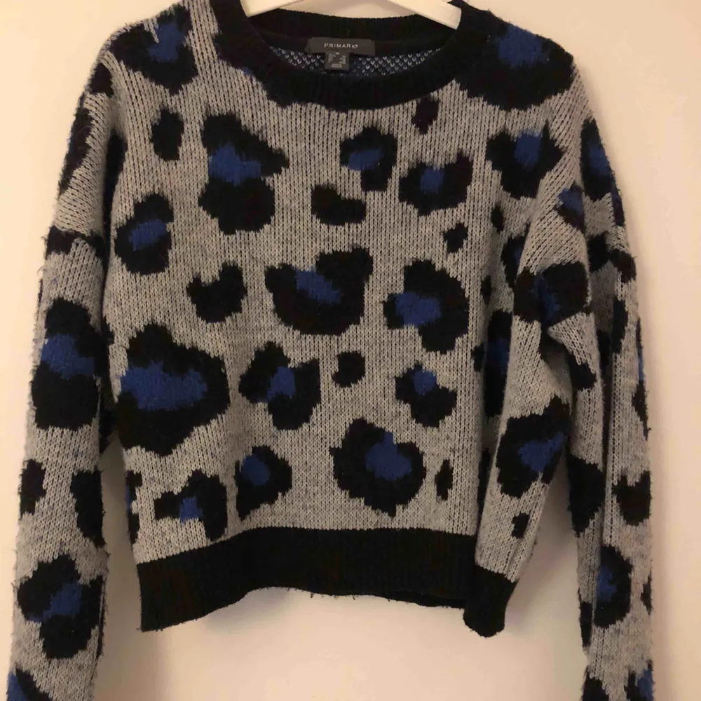 Leopard mönstrad stickad tröja som är köpt förra året. Köparen står för frakten 🤍⚡️priset går att diskutera . Hoodies.