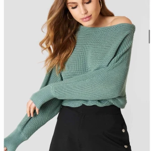  - Säljer min 2 tröjor ifrån nakd, en är i den gröna färgen på bilden och den andra e mörk rosa. 