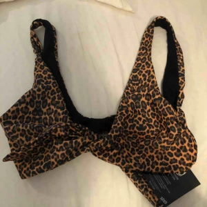  - superfin leopard bikini-överdel ifrån nelly.  Aldrig använd! 
