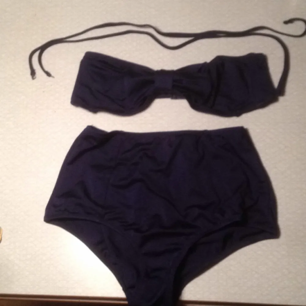 Mörkblå bikini med höga bikinitrosor och överdel med rosett framtill. Från Urban Outfitters. Aldrig använd . Övrigt.