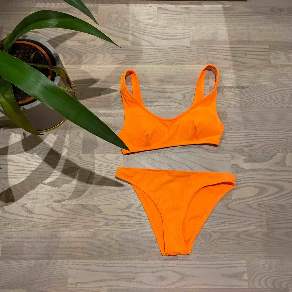 Neonorange bikini, säljer pga att den är för liten  Trosan är i storlek 34  Toppen är i storlek 36 Bra skick. Övrigt.