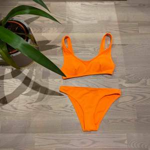 Neonorange bikini, säljer pga att den är för liten  Trosan är i storlek 34  Toppen är i storlek 36 Bra skick