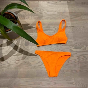  - Neonorange bikini, säljer pga att den är för liten  Trosan är i storlek 34  Toppen är i storlek 36 Bra skick