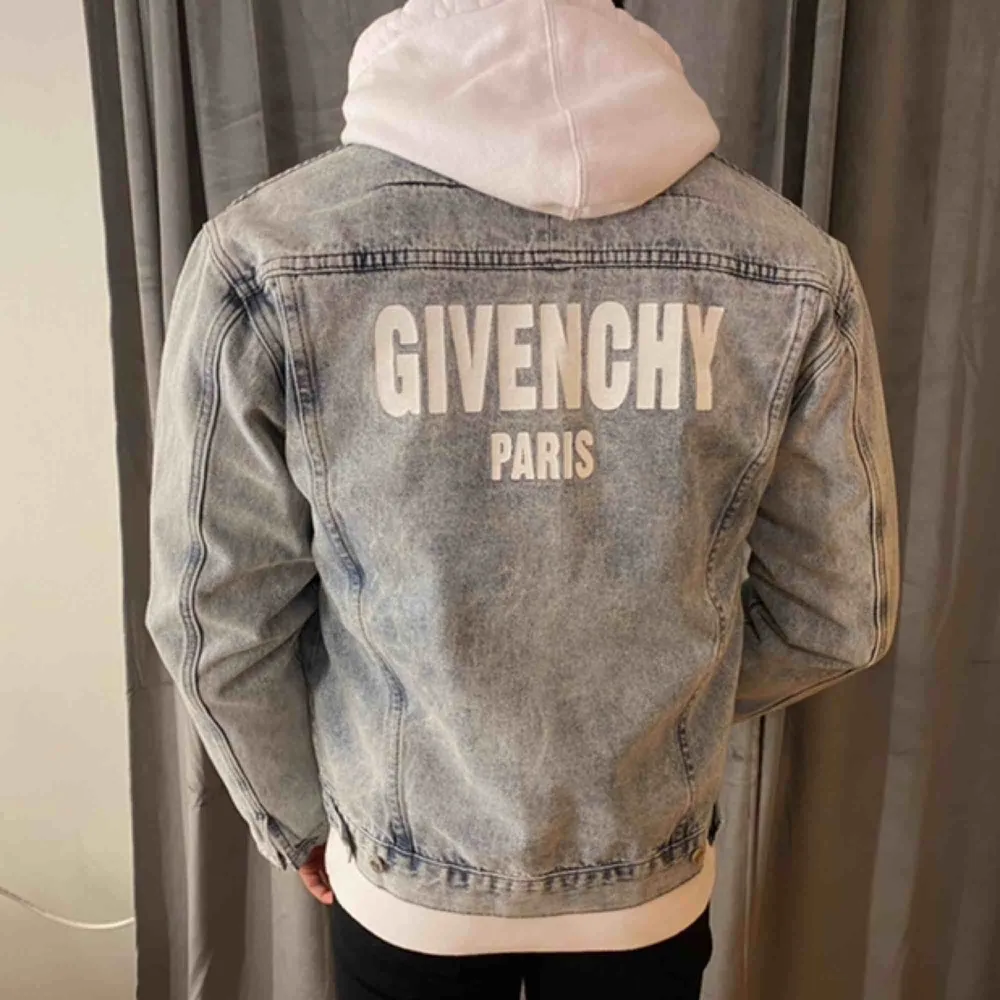 Säljer denna jeansjacka från Givenchy. På size-tagen står det XL men den passar snyggt oversized på tjejer och mer som en M på killar.👍🏽  Condition 9/10!  Köpare står för frakt!🪐 Är öppen för att diskutera pris.. Jackor.