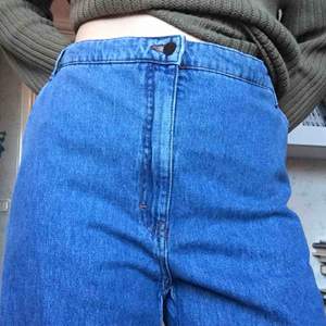 Jeans från H&M! Bra basplagg. Obs håller in midjan på bild 1 och 2.  Specialpris: 2 par byxor för 150kr, 3 par för 220kr! ;))💗