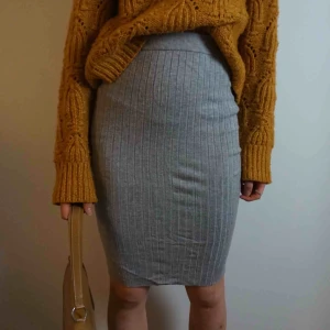 Pennkjol - Ribbad grå pennkjol i storlek S. Superskönt material! Jag står för frakten.