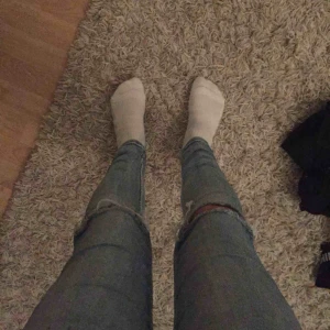  - Blåa jeans med hål i knäna. Dem är jättesköna men används tyvärr inte längre:/