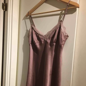  - Nattlinne i satin köpt på Lafayette i Frankrike. Väldigt bra skick, endast använd ett fåtal gånger. Den är märkt som Medium men skulle säga att det passar en Small. 