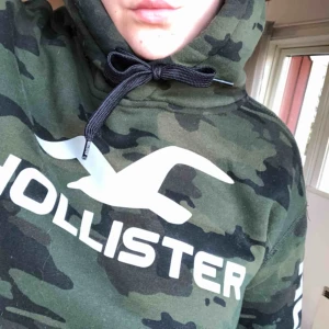  - Hollister hoodie i nyskick! Militärfärgad.