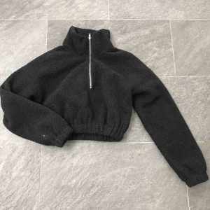  - Super fin svart kort teddy tröja. Köpt från Shein. Jätteskönt material och den är väldigt varm. Köparen står för frakten