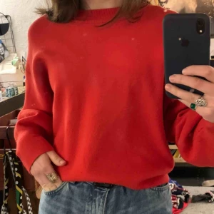  - En jätteskön och skitsnygg tjocktröja perfekt nu till våren, är i storlek XS men passar även S och mindre M. Matcha tröjan med vilka jeans som helst och du har en outfit tack vare tröjans coola färg, knappt använd och i bra skick. Originalpris 500kr