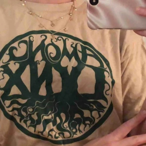  - Väldigt fin biege tröja med tryck som säljs pga att den aldrig används. Fint skick! 🥰