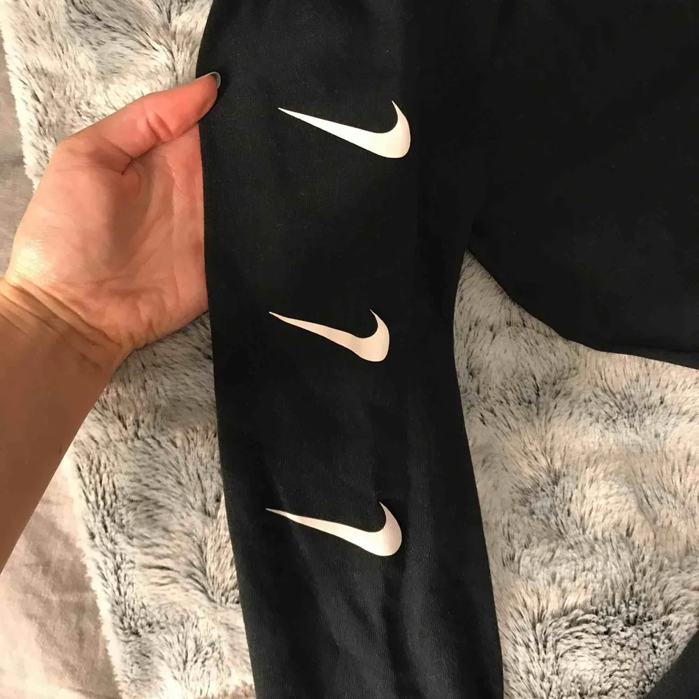 Cropped Nike tröja i mycket bra skick. Tröjor & Koftor.